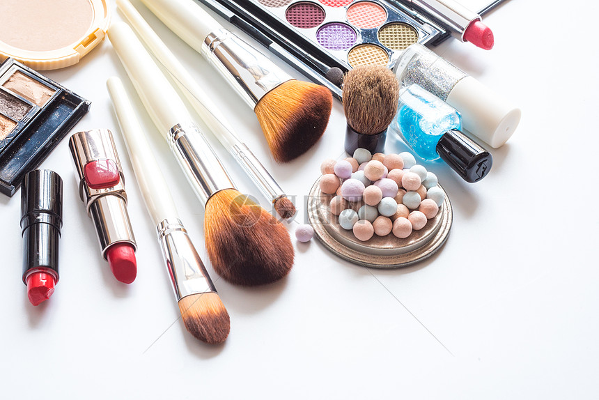 美與防護的交織 化妝品與勞保用品的藝術擺放